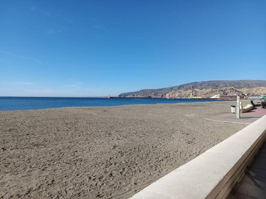 Estupendo Piso Renovado A 30 Metros De La Playa Appartement Almería Buitenkant foto